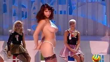 Mamuśka z ogromnymi cyckami seks filmy erotyczne wieje i ujeżdża kutasa w POV
