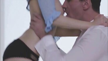 Mąż wchodzi na sex grupowy filmy zdradzającą mamuśkę pokrytą spermą