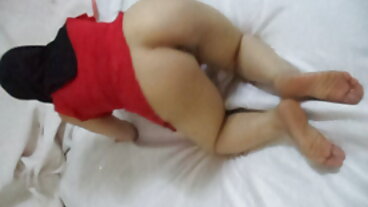 TUSHYRAW lesbijki sex filmiki Idealnie ciasna brunetka Jenny Doll wypełnia swój tyłek na PornHD